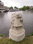 Meisje luisterend aan schelp en pootjebadend, door Theo Vos
<br/>
Gerdy Bijleveld, 2015-06-20